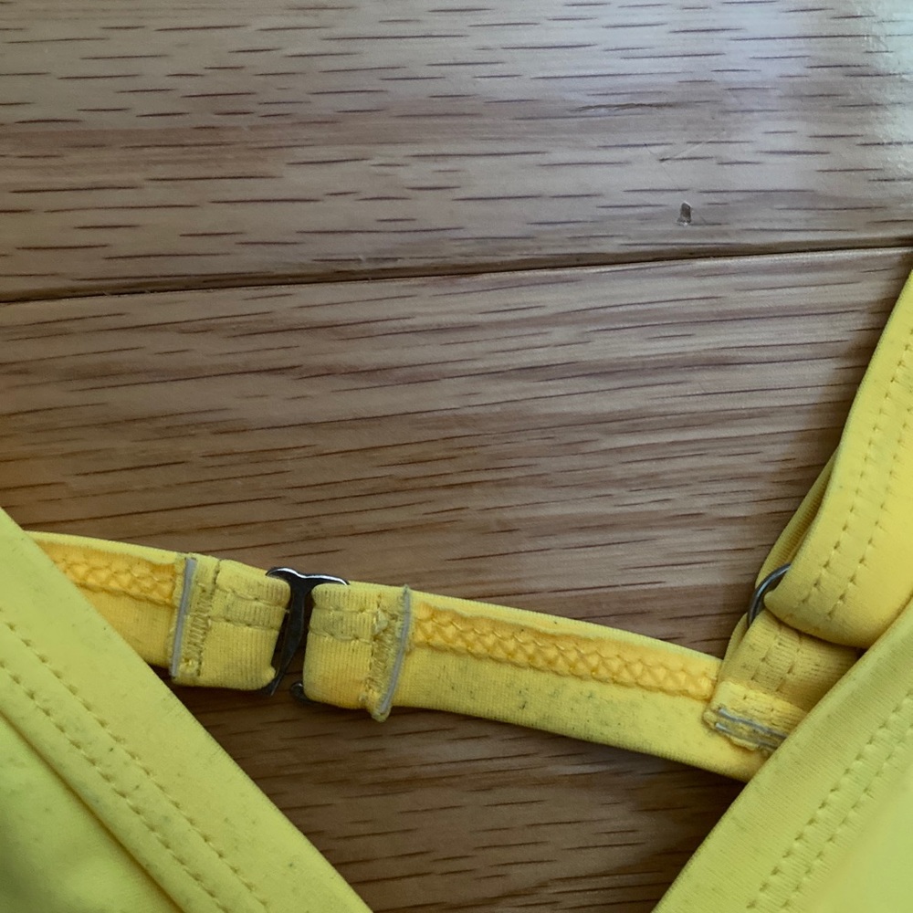 Yellow bikini - Picture 2 of 5